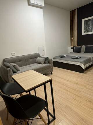 Гостевой дом Глория Мурманск Двухместный номер с двуспальной кроватью и дополнительной кроватью-1