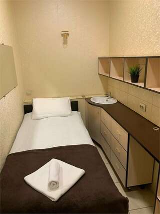 Гостевой дом Глория Мурманск Эконом без окна с общим душем и туалетом-2